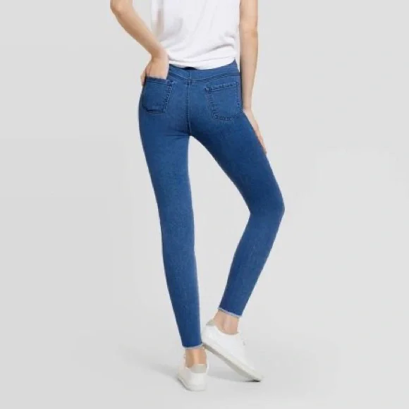 NWT Medium Wash Denim Mid-Rise Frayed Edge Leggings - Hue Studio - Picture 13 of 13